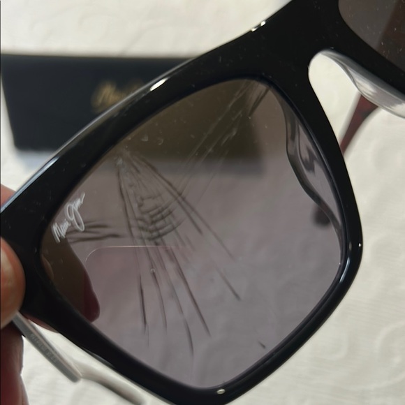 Maui Jim Manchester United Double mirrored Matchday Polarized Sunglasses. FLAW - Picture 10 of 16